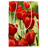 赤いチューリップの大きな畑 ミディアムペーパーバッグ (正面)