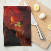 赤いチューリップの濃い背景 キッチンタオル (四つ折り)