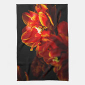 赤いチューリップの濃い背景 キッチンタオル (縦)