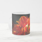 赤いチューリップの濃い背景 フロストグラスマグカップ (正面左)