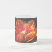 赤いチューリップの濃い背景 フロストグラスマグカップ (中央)