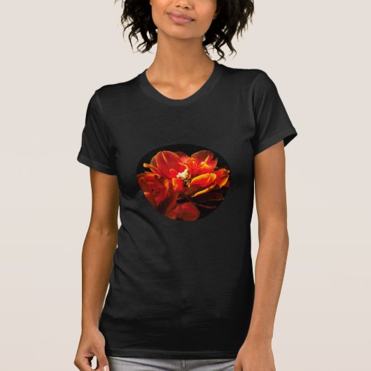 赤いチューリップの濃い背景 Tシャツ (正面)