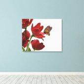 赤いチューリップの花束が（昆虫）オオカバマダラ、モナークに訪れる キャンバスプリント (インサイチュ (ウッドフロア))