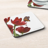 赤いチューリップの花束は（昆虫）オオカバマダラ、モナークによって訪問されます コースター (左側)