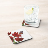 赤いチューリップの花束は（昆虫）オオカバマダラ、モナークによって訪問されます コースター (右側)