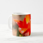 赤いチューリップの花 コーヒーマグカップ (正面左)
