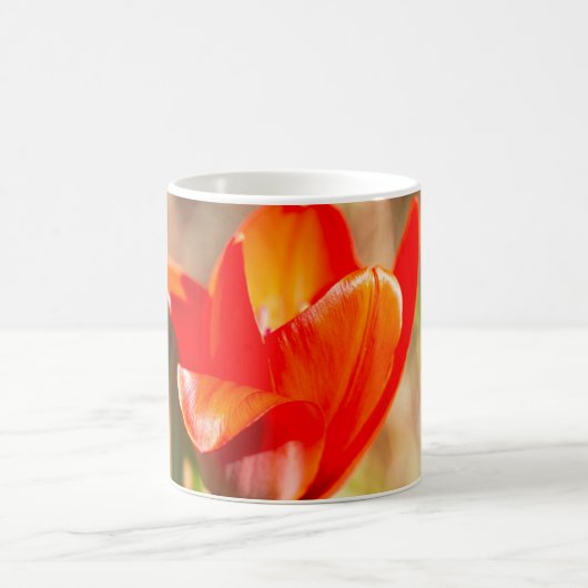 赤いチューリップの花 コーヒーマグカップ (中央)