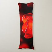 赤いチューリップ花 – 火 ボディピロー (正面縦)