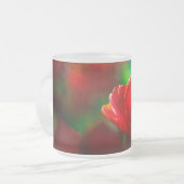 赤いチューリップ – 開花の謎 フロストグラスマグカップ (正面左)