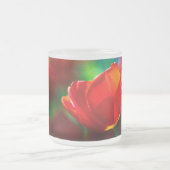 赤いチューリップ – 開花の謎 フロストグラスマグカップ (中央)