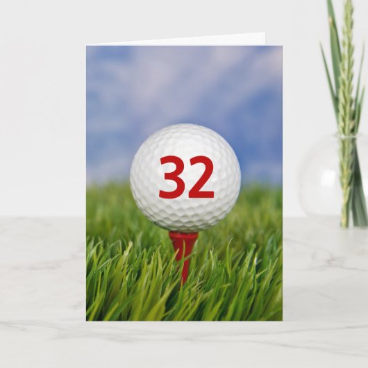 赤いティーの上の32歳の誕生日ゴルフボール カード (正面)