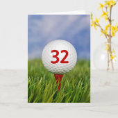 赤いティーの上の32歳の誕生日ゴルフボール カード (黄色い花)