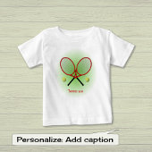 赤いテニスのエースの名前または文字 ベビーTシャツ