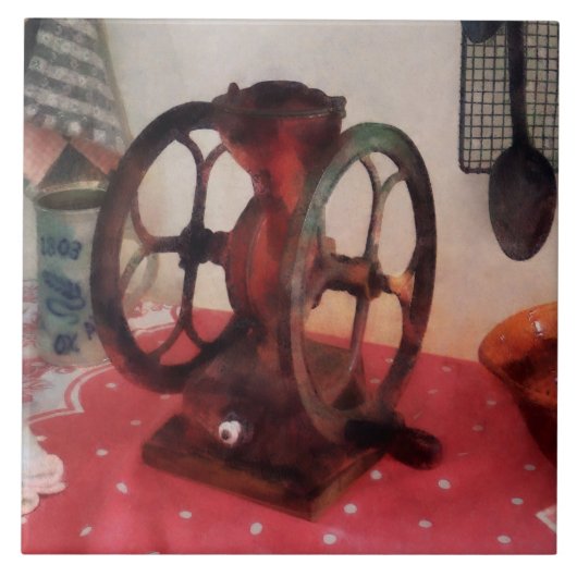 赤いテーブルクロスのコーヒー豆挽器 タイル (正面)