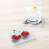 赤いデザートによって艶をかけられるさくらんぼ ガラスコースター (アングル)