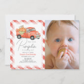 赤いトマトのトラックとチェックの背景の写真 1歳の誕生日 招待状 (正面)