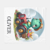 赤いトラクターを運転するかわいいトレックス恐竜 フリースブランケット (正面(横))