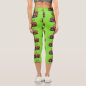 赤いトラクター漫画を運転する可愛い幸せな牛 カプリレギンス (裏面)