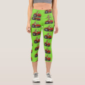 赤いトラクター漫画を運転する可愛い幸せな牛 カプリレギンス (正面)