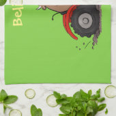 赤いトラクター漫画を運転する可愛い幸せな牛 キッチンタオル (折り畳み)