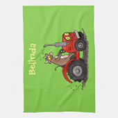 赤いトラクター漫画を運転する可愛い幸せな牛 キッチンタオル (縦)