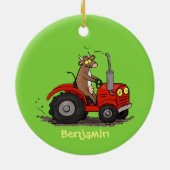 赤いトラクター漫画を運転する可愛い幸せな牛 セラミックオーナメント (裏面)