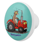 赤いトラクター漫画を運転する可愛い幸せな牛 セラミックノブ (右)