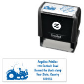 赤いトラクター漫画を運転する可愛い幸せな牛 セルフインキングスタンプ (インサイチュ)