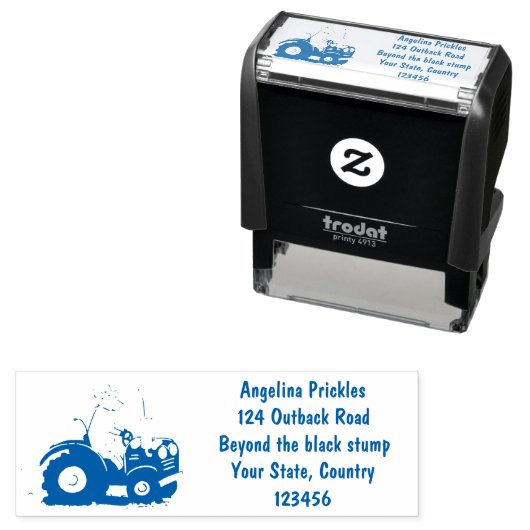 赤いトラクター漫画を運転する可愛い幸せな牛 セルフインキングスタンプ (インサイチュ)