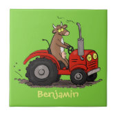 赤いトラクター漫画を運転する可愛い幸せな牛 タイル (正面)