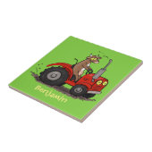 赤いトラクター漫画を運転する可愛い幸せな牛 タイル (側面)