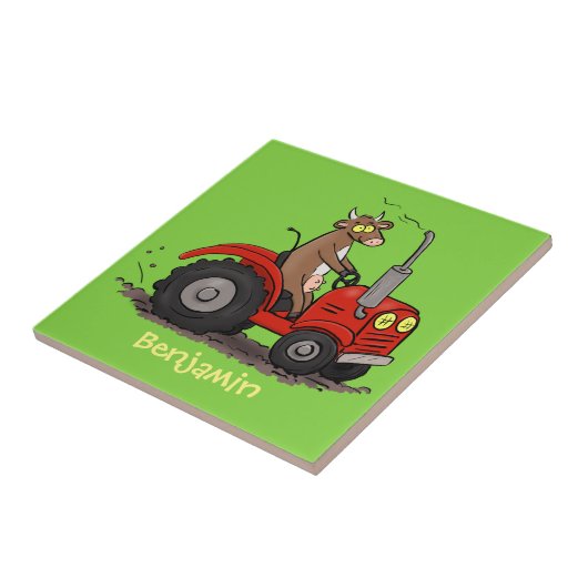 赤いトラクター漫画を運転する可愛い幸せな牛 タイル (側面)