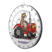 赤いトラクター漫画を運転する可愛い幸せな牛 ダーツボード (正面右)