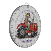 赤いトラクター漫画を運転する可愛い幸せな牛 ダーツボード (正面左)