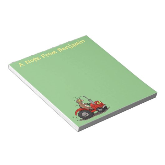 赤いトラクター漫画を運転する可愛い幸せな牛 ノートパッド (アングル)