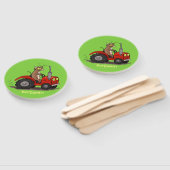 赤いトラクター漫画を運転する可愛い幸せな牛 ハンドファン (組立なし)