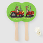 赤いトラクター漫画を運転する可愛い幸せな牛 ハンドファン (正面&裏面)