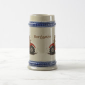 赤いトラクター漫画を運転する可愛い幸せな牛 ビールジョッキ (中央)