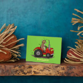 赤いトラクター漫画を運転する可愛い幸せな牛 フォトプラーク (側面)