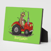 赤いトラクター漫画を運転する可愛い幸せな牛 フォトプラーク (側面)