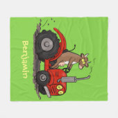 赤いトラクター漫画を運転する可愛い幸せな牛 フリースブランケット (正面(横))