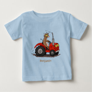 赤いトラクター漫画を運転する可愛い幸せな牛 ベビーTシャツ