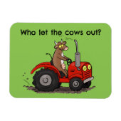 赤いトラクター漫画を運転する可愛い幸せな牛 マグネット (横)