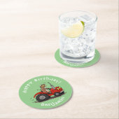 赤いトラクター漫画を運転する可愛い幸せな牛 ラウンドペーパーコースター (インサイチュ)