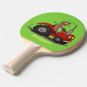 赤いトラクター漫画を運転する可愛い幸せな牛 卓球ラケット (正面アングル)