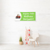 赤いトラクター漫画を運転する可愛い幸せな牛 横断幕 (インサイチュ)