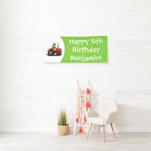 赤いトラクター漫画を運転する可愛い幸せな牛 横断幕 (インサイチュ)