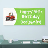 赤いトラクター漫画を運転する可愛い幸せな牛 横断幕 (トレードショー)