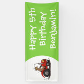 赤いトラクター漫画を運転する可愛い幸せな牛 横断幕 (縦)