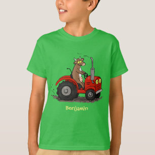 赤いトラクター漫画を運転する可愛い幸せな牛 Tシャツ